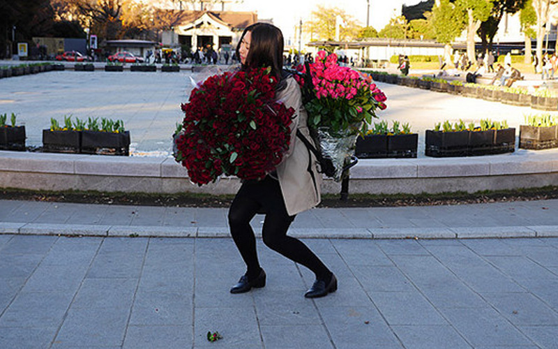 １００朵玫瑰求婚，５公斤恰好是肩上重量