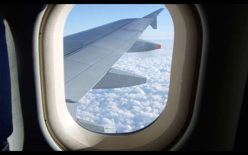 坐飛機的時候你是否有想過「為什麼飛機的窗戶是橢圓形」的，原來這個設計可以保住乘客的命阿