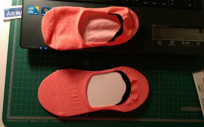 女友買的「隱形襪」有激情！襪裡竟藏著害羞謎樣物體讓人看了好害羞！ 