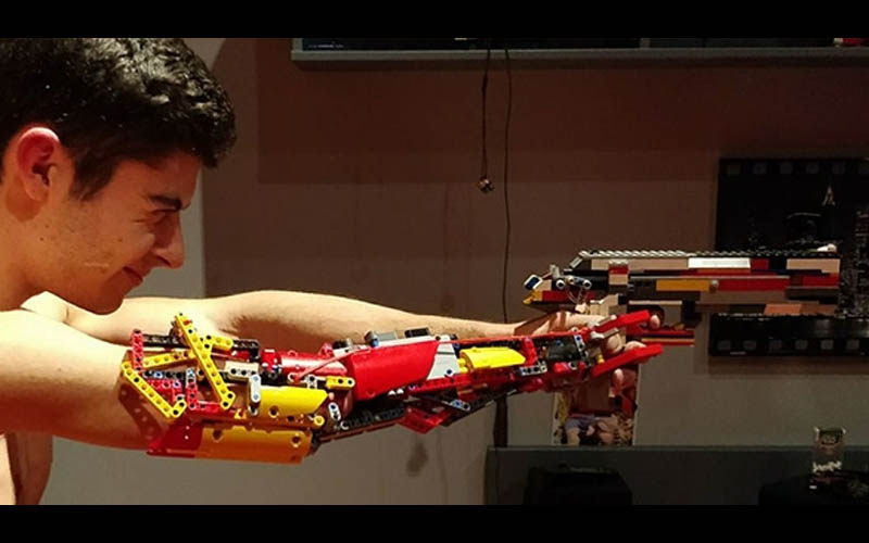他用樂高製作一個機械手臂輔助自己天生的斷臂，樂高總公司注意到後很驚艷並大力讚揚