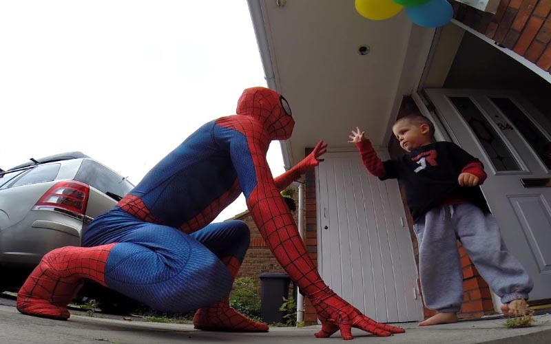 兒子只剩1年...爸爸「扮成他最愛的蜘蛛人」從天而降  小男孩一看到反應讓大家潰堤了....