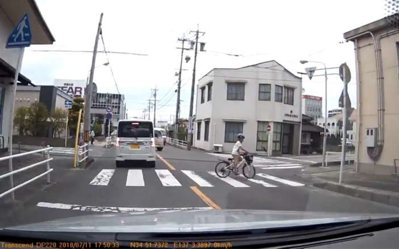 發現小學生過馬路可能會有危險，日本駕駛超貼心「方向盤迅速一轉」神救援