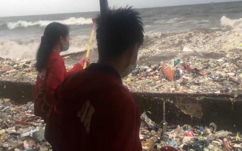 觸目驚心  菲律賓海岸刮起「垃圾浪」畫面太震撼