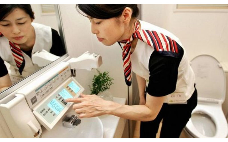日本女廁裡的神祕按鈕，引外來客好奇：上個廁所如此講究？