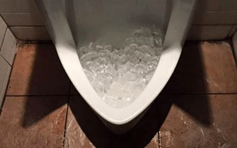 很多人都不知道男廁的小便斗裡為什麼要放冰塊  網友解惑：好處多多