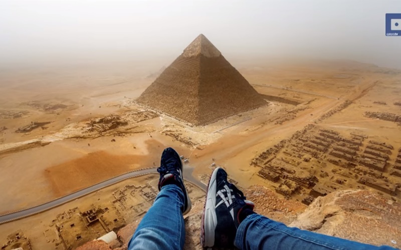 男子冒著生命危險爬上金字塔頂端，往下一看拍到了震撼世人的一幕