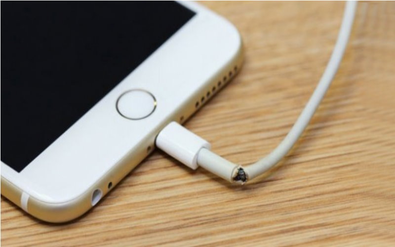 當iPhone的充電線壞掉其實不用花錢買新的，因為蘋果已經把「不會傷荷包的方式」放在說明書中了