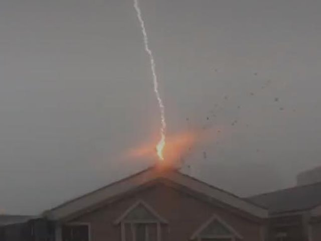 雷神的恐怖攻擊  直擊落雷擊中鄰居屋頂，閃光炸出一個大洞  夭壽恐怖的~~~