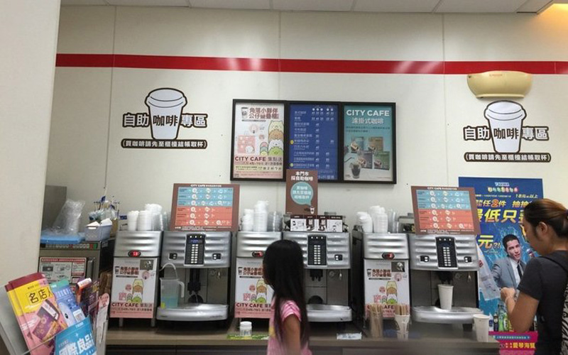 City Cafe要改成自助式神人分析「台灣人會怎樣幹」被推爆...鄉民朝聖：一整杯牛奶又怎樣我是買拿鐵阿