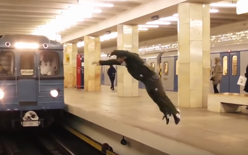 俄羅斯男子看到列車後「突然整個人從月台跳出去」，接著下一秒的畫面…瘋了