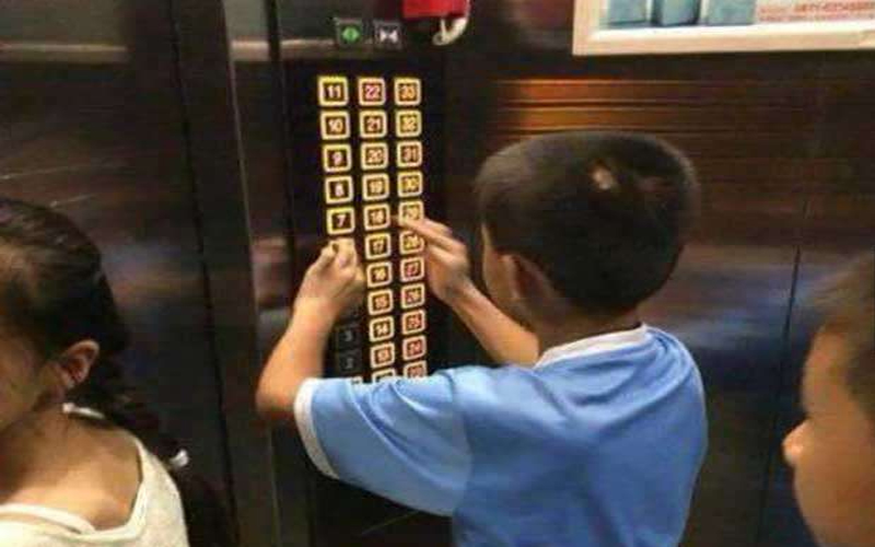 7歲小男孩在電梯裡亂按樓層鍵，媽媽的「懲罰方式」竟讓乘客都笑容滿面的走出電梯