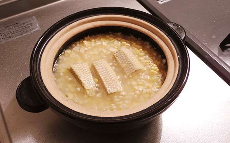 網友把玉米和白米加在一起煮聽起來很怪異，但打開鍋蓋的瞬間口水都要流出來了...