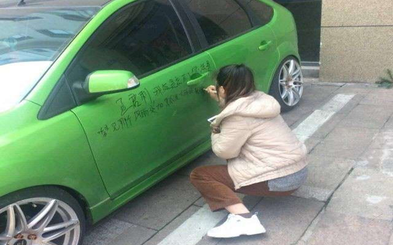 女子被綠之後在對方車上寫了滿滿的話，路人看得是很精彩：千萬別惹女人！