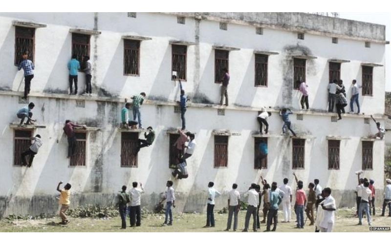 印度高考「考場外牆爬滿學生的家長」為了孩子的成績，他們寧願被警察拘留。