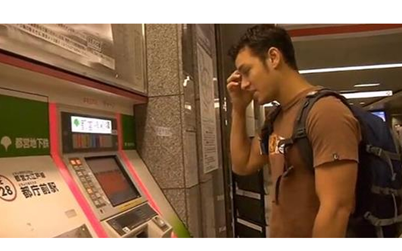 老外看不懂日本地鐵系統只好按下求助鍵，沒想到機器裡竟藏...網讚：高水平服務