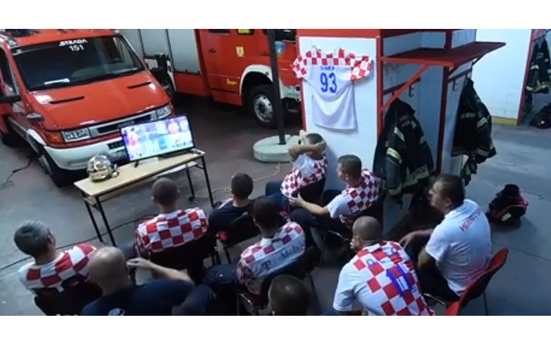 克羅埃西亞消防隊緊張觀戰「PK延長賽」  踢一半時...警報響起「毫無猶豫20秒換裝」網友讚翻