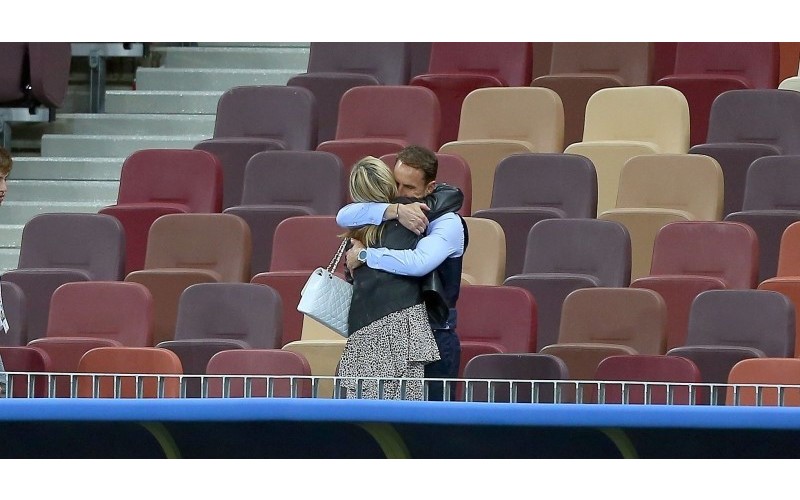 英格蘭主帥輸球「一個人獨留觀眾席反省」...妻子默默出現上前擁抱：輸了全世界，你仍是我的英雄
