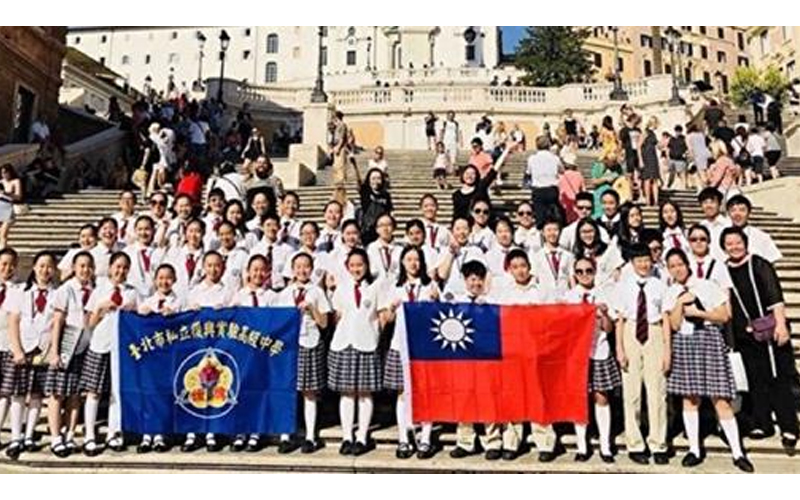 台灣囝仔打出名號「義大利奪金牌」，大秀國旗「合唱望春風」為國爭光